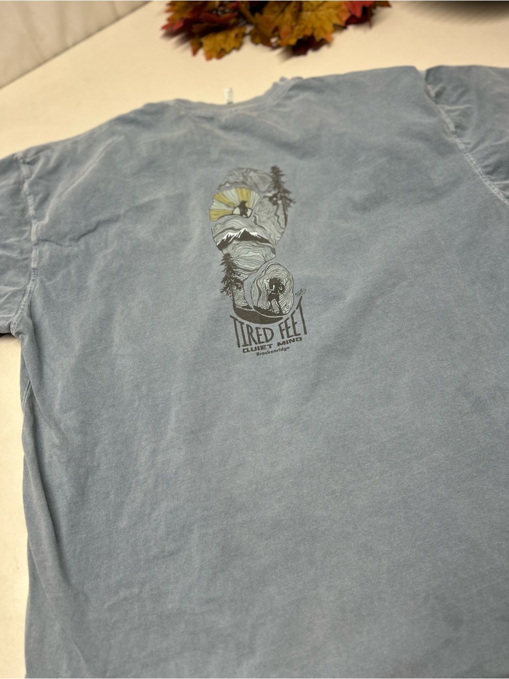 Tired feet quiet mind hiking Short-Sleeve Shirt - Dusty Blue